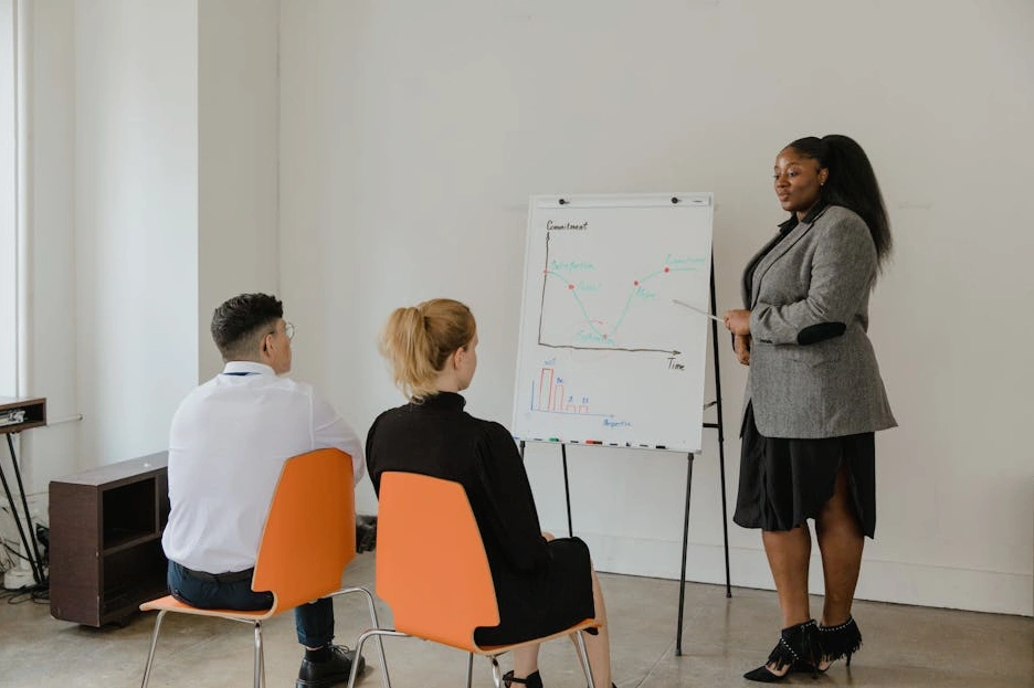 Uśmiechnięty zespół biznesowy podczas warsztatów.